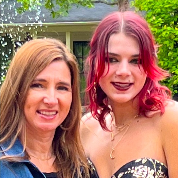 Meet your Posher, Lesa - Picture 1 of 2